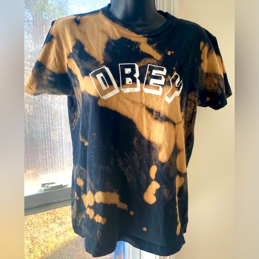 OBEY worldwide XS Women’s t~shirt. Color: Black w Khaki.Great condition